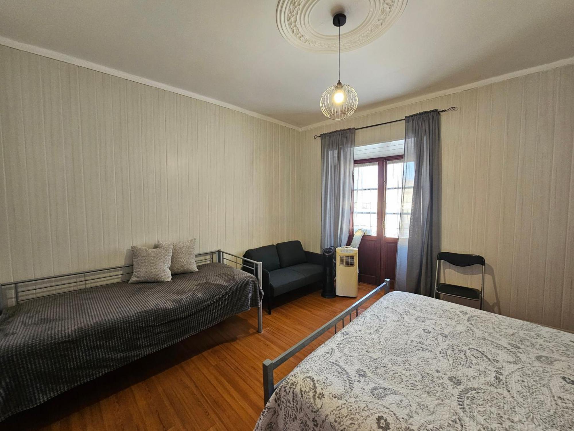 Quarto Triplo com Casa de Banho Partilhada